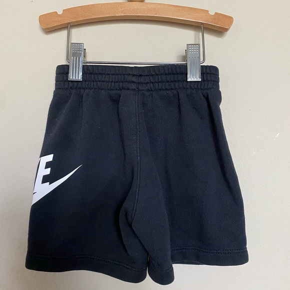 Nike boys 24 months black shorts - Picture 4 of 4
